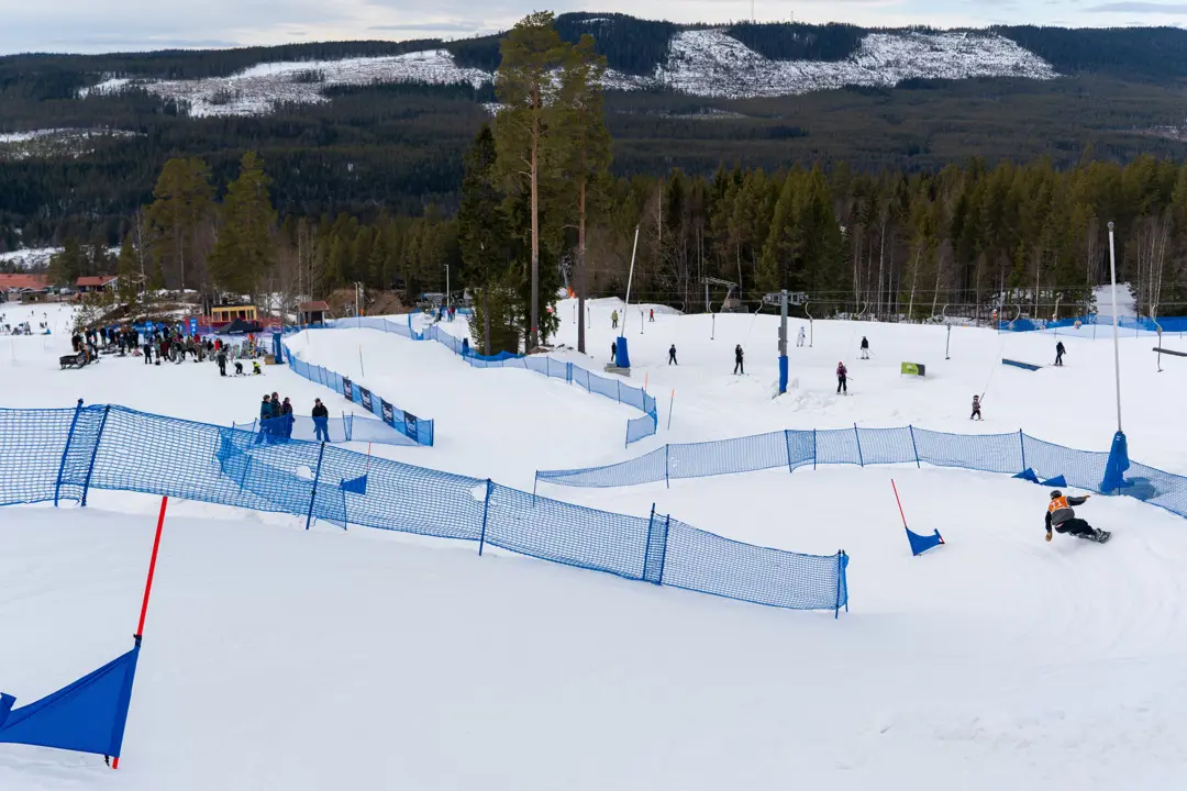 The banked slalom competition at Kläppen that winds through Ormtungan