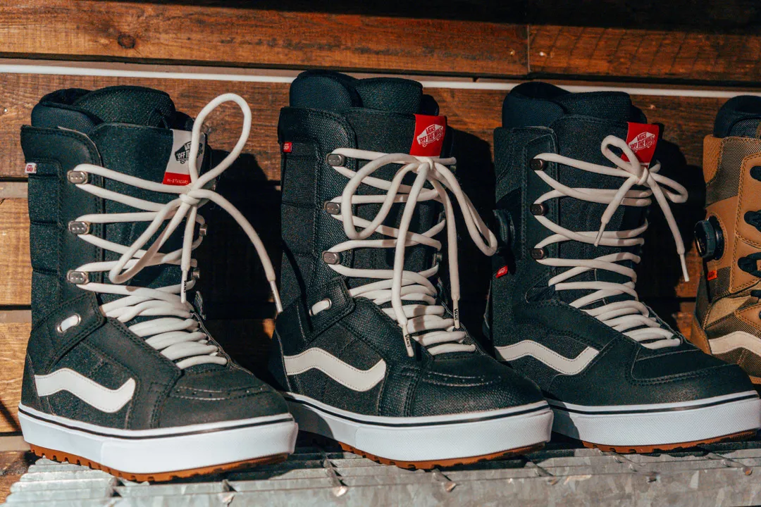 Uppradade snowboardboots på en hylla i butiken