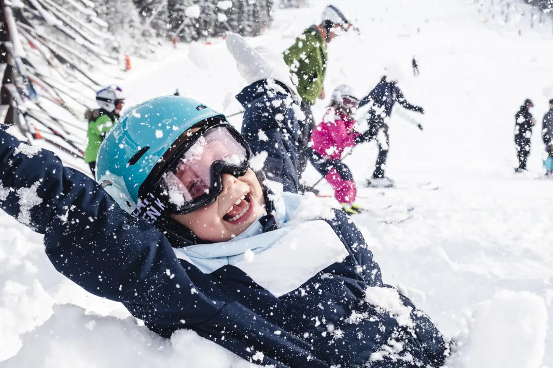 A happy child in the snow at Kläppenberget