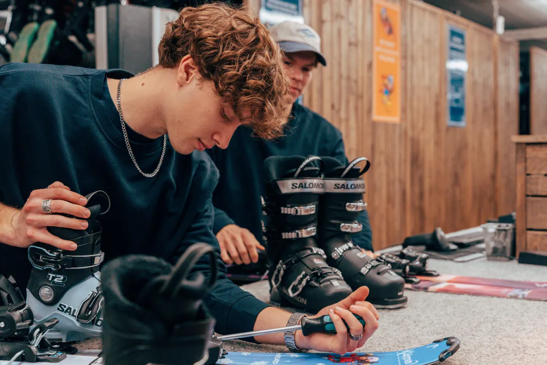 Personalen på skiduthyrningen förbereder skidor som förbokats