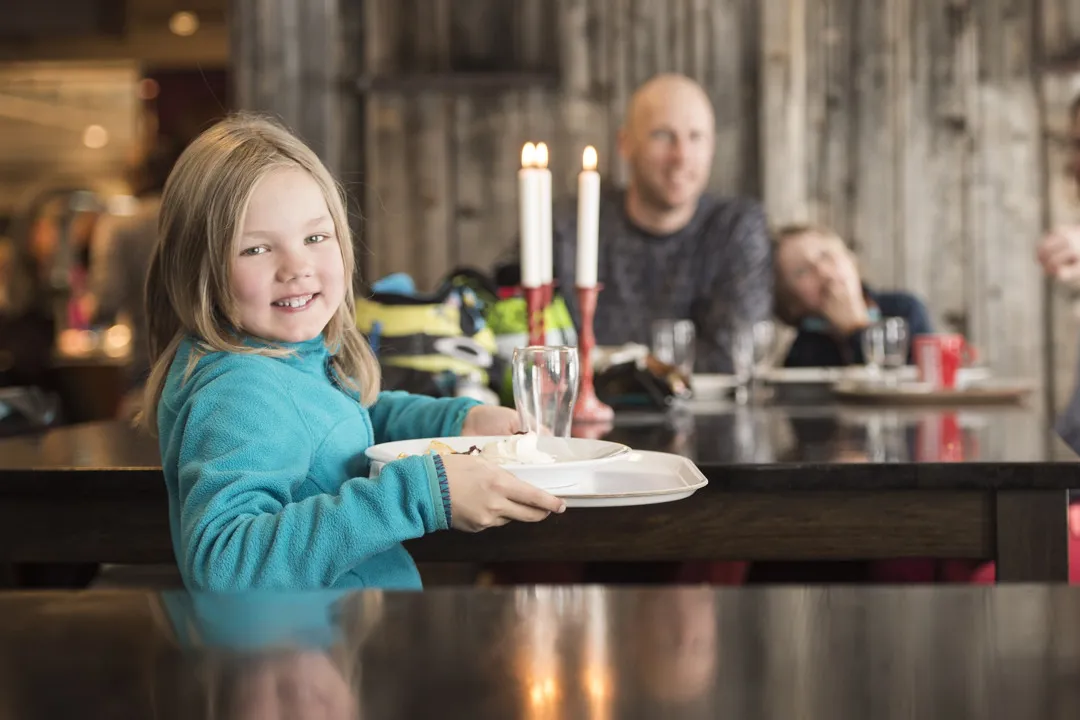 Ett kompisgäng sitter på Toppstugans uteservering