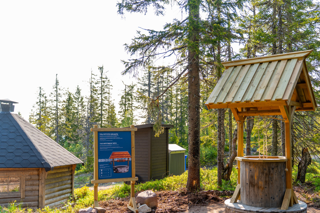 Along Trollsterleden there are several adventures and here you can see the magical well in the enchanting forest on Kläppenberget.