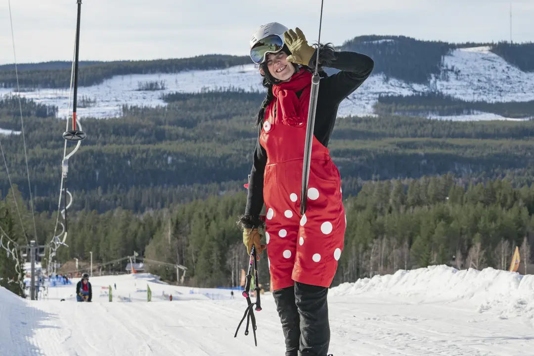 Trolla is taking the lift at Kläppen and she is far ahead of Trolle, who can be seen in the background.
