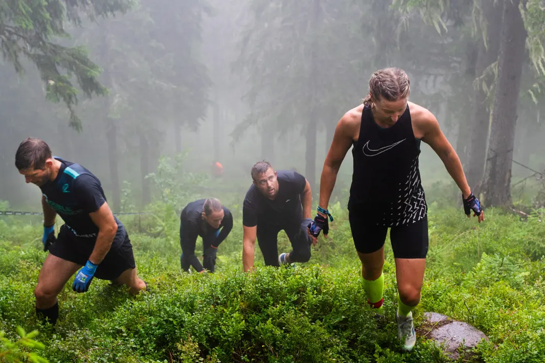 A group of fit individuals make their way up a steep slope on Kläppenberget.