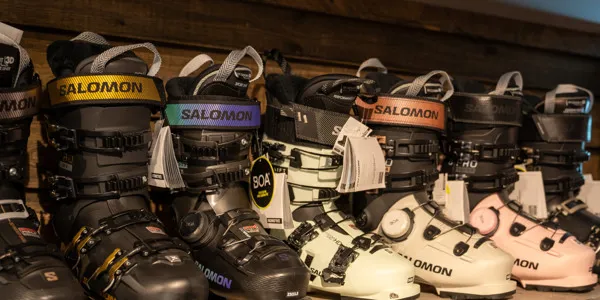 At Butik 1982 on Kläppentorget, there is a wide range of boots, skis, and goggles available.