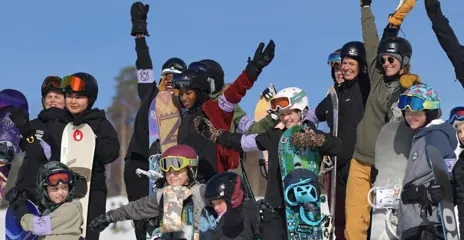 A group of happy girls excited for a unique day in Kläppen's Snowpark