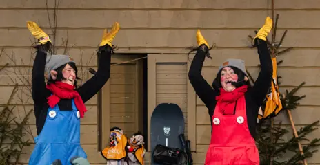 Trolle & Trolla dance and sing on Trolle & Trolla's stage