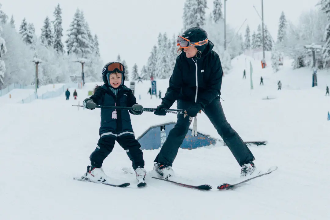 Ett barn åker med sin mamma i barnområdet