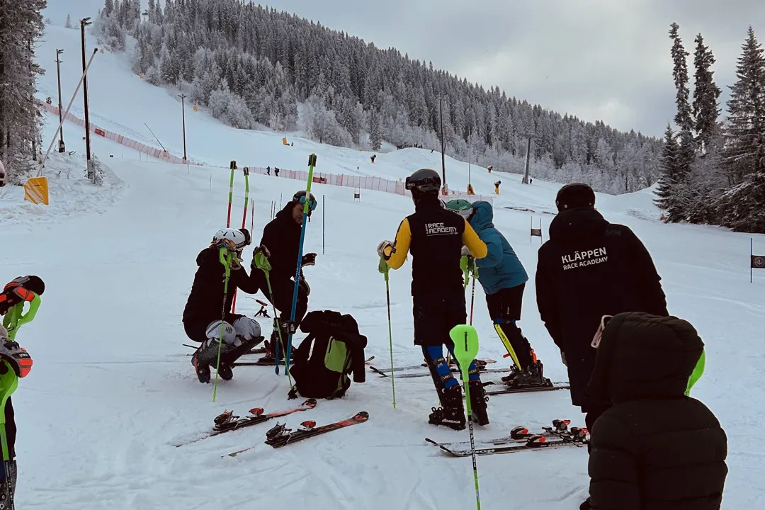 En träningsgrupp står samlade längst ner i Kläppen Race Arena