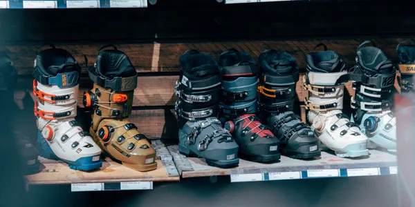 Butik 1982 på Kläppentorget finns det ett brett utbud av pjäxor, skidor och googles  