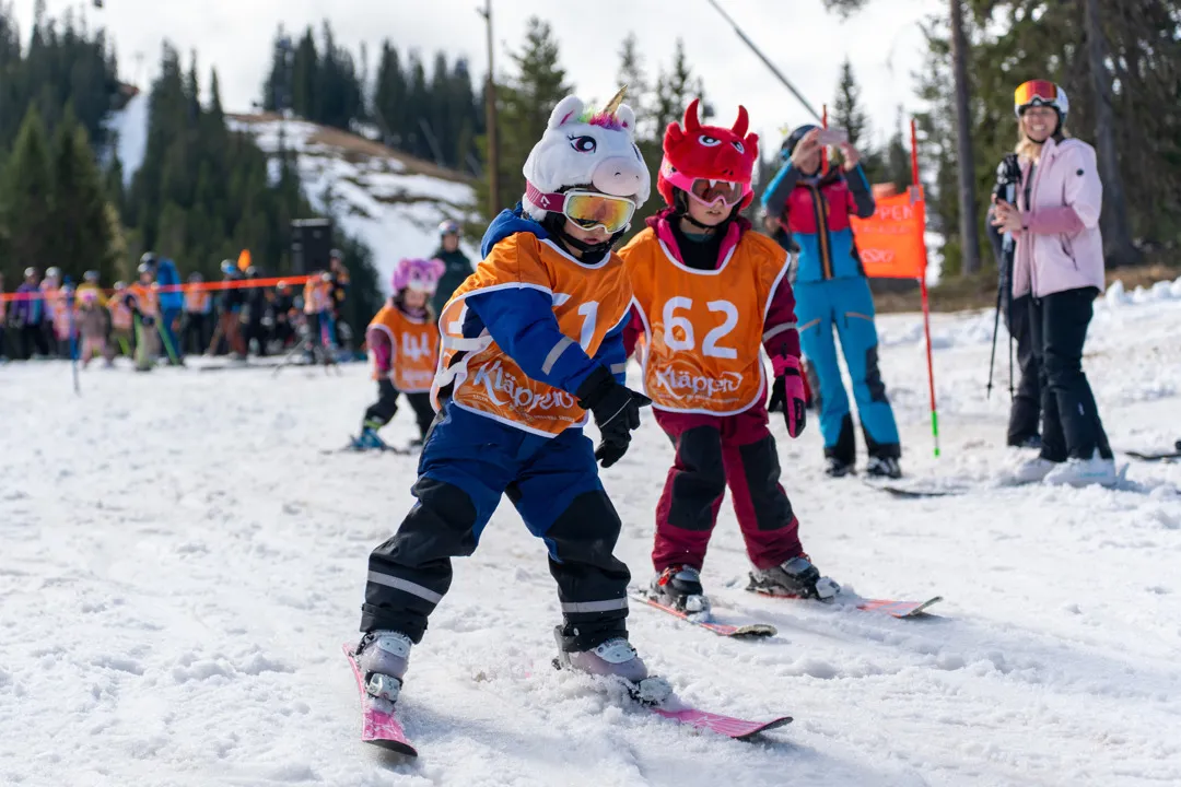 Barn tävlar mot varandra i skidbacken
