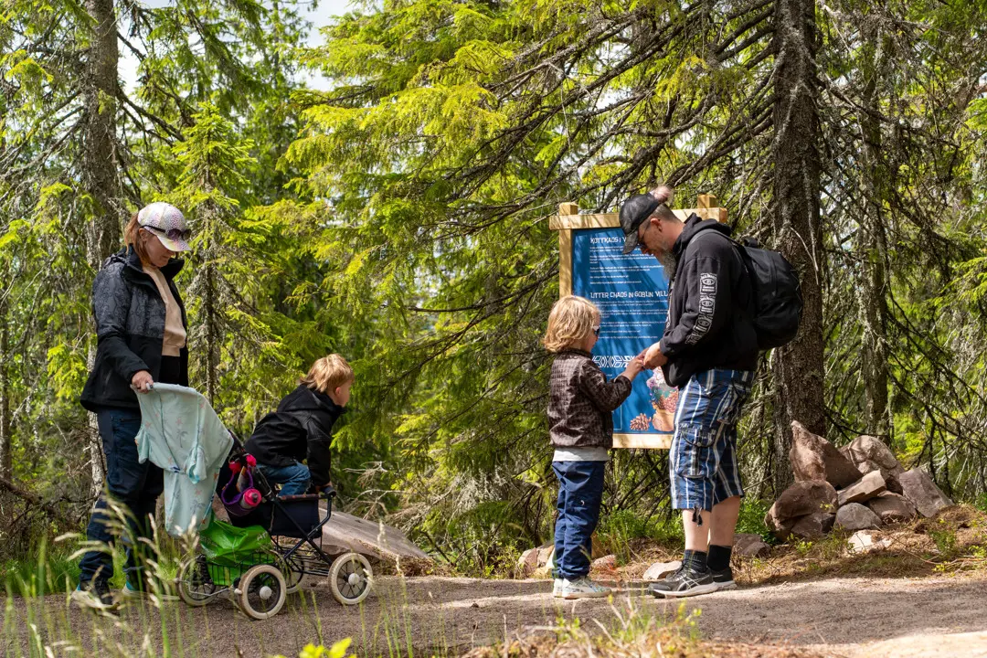 Trolle & Trollas äventyr på toppen av Kläppenberget, men olika kluriga stationer för barn