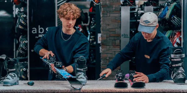 En personal som hyr ut skidor på Kläppentorget