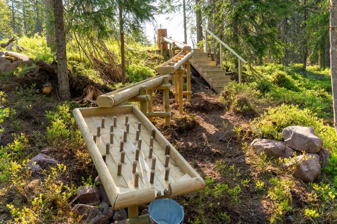 I skogen på kläppenberget finns fina handgjorda kulbanor i olika former