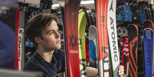 A staff member renting out skis at Kläppentorget
