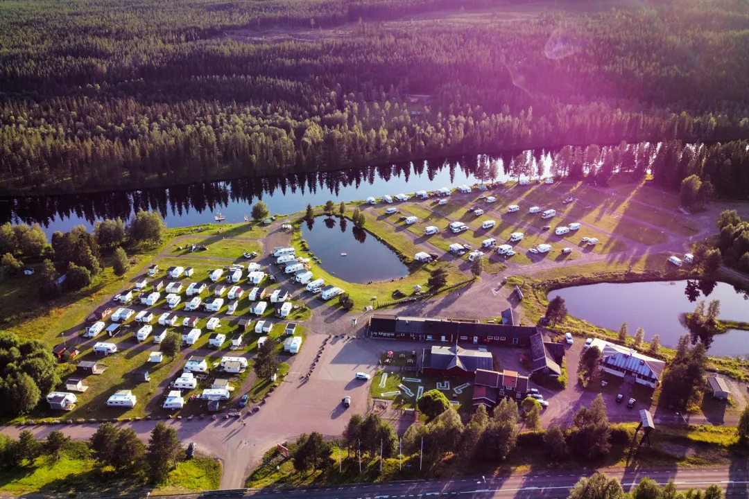 en drönarbild på campingvagnar på Kläppens camping