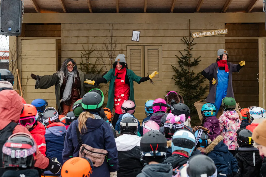 Tralle, Trolle & Trolla sing and dance on Trolle & Trolla's Stage