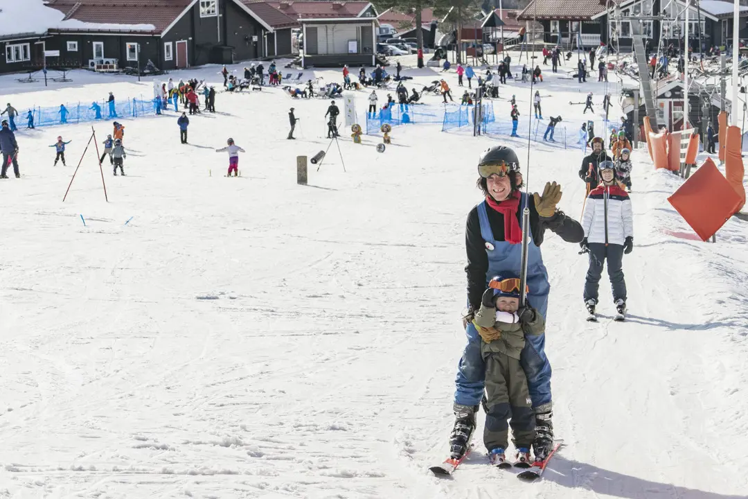 Trolle takes the lift with a boy.