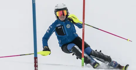 A girl skiing on the slalom slope between two slalom gates at Kläppen Race Arena