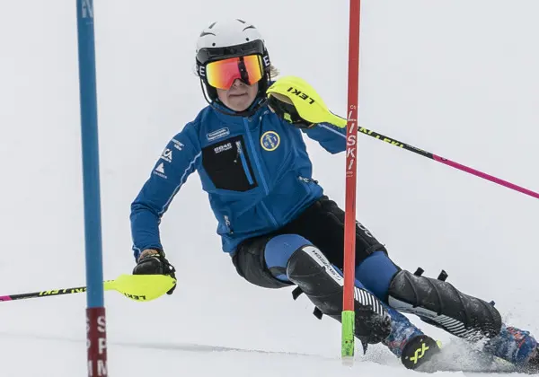 A girl skiing on the slalom slope between two slalom gates at Kläppen Race Arena