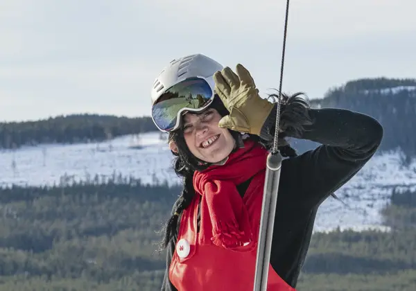 Trolla goes up with the lift and you see a wintry mountain view in the background