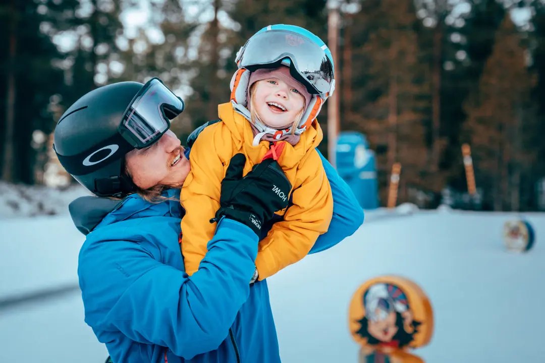 A father and daughter in the children's area at Kläppen